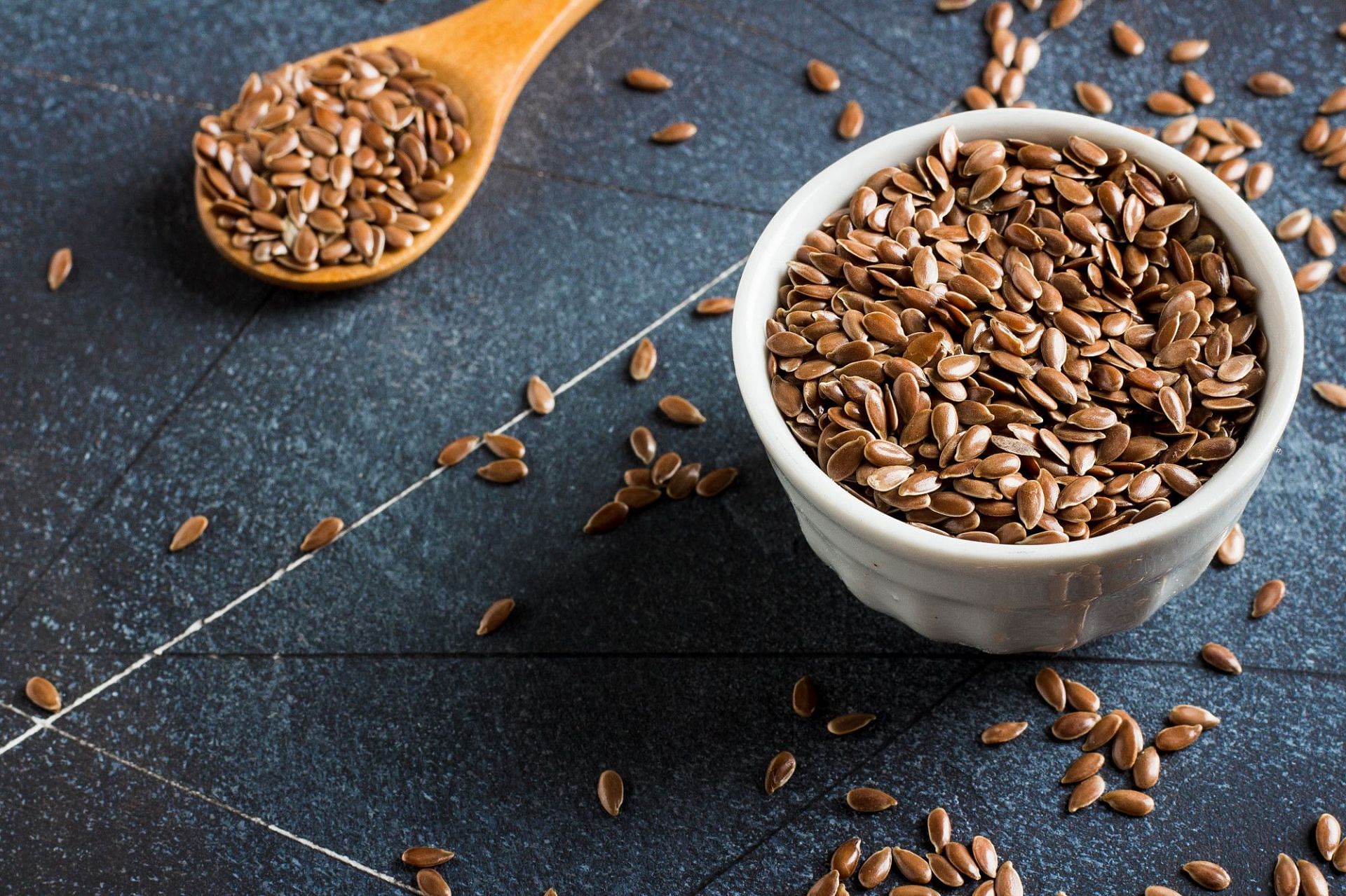 Flaxseeds contain plant-based omega-3 fatty acids. (Image via Freepik/azerbaijan_stockers)